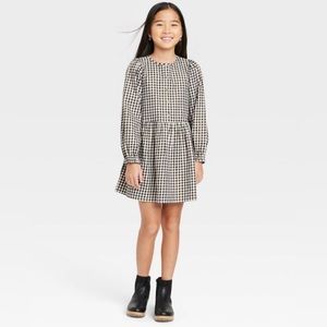 Beautiful checkered Black & White with little strings of gold long selves 🍂